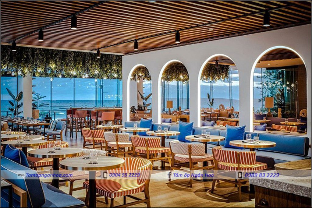 Nhà hàng khu du lịch biển sử dụng trần lam gỗ nhựa